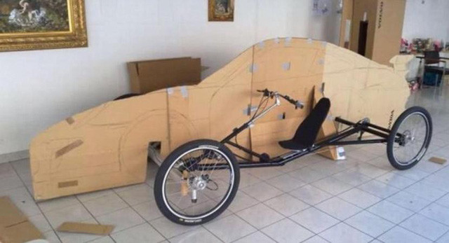 Nhìn qua tưởng siêu xe đắt đỏ, ai ngờ là xe đạp 4 bánh hóa trang ảnh 2 Thực chất đó chỉ là xe đạp 4 bánh