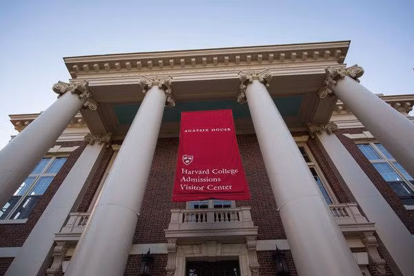 Bài luận dự tuyển cần giải thích được rằng tại sao ứng viên muốn học tập tại trường này mà không phải là trường khác 