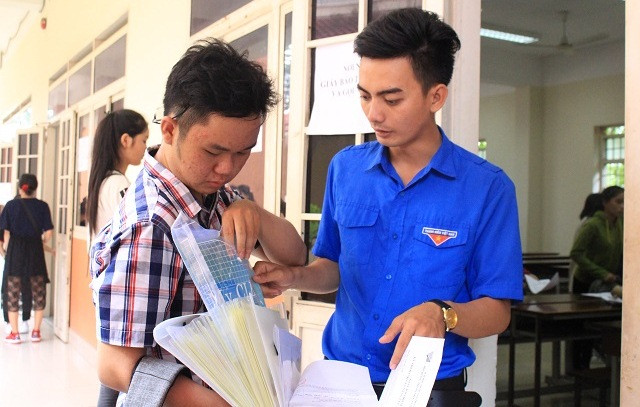 Thanh niên tình nguyện hỗ trợ SV nhập học tại TPHCM