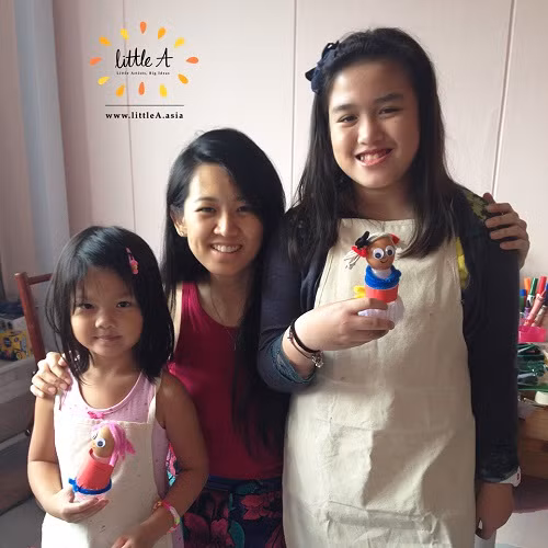 Ziyue (giữa) với các học sinh tại lớp học vẽ của mình.