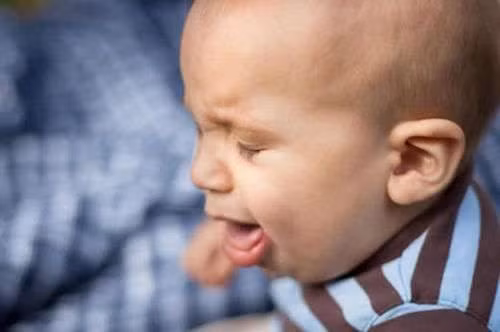 vỗ rung long đờm, vỗ rung điều trị ho, vỗ lưng trẻ khi ho