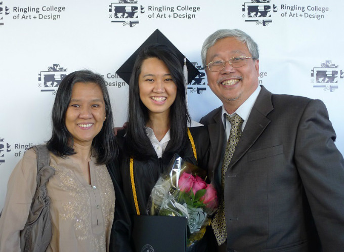 Ziyue chụp ảnh cùng người thân trong lễ tốt nghiệp tại Mỹ.