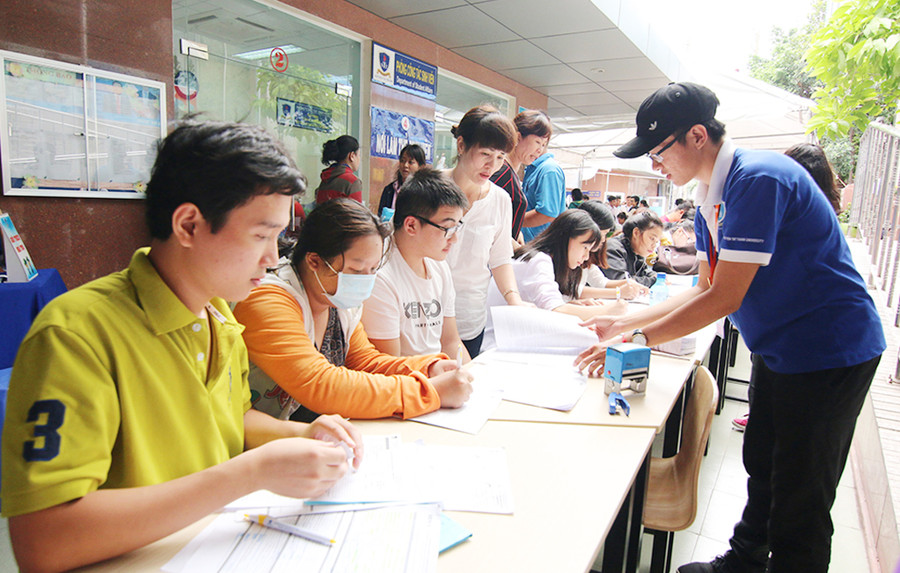 Thí sinh nộp hồ sơ xét tuyển vào Trường ĐH Nguyễn Tất Thành (TPHCM) Thí sinh nộp hồ sơ xét tuyển vào Trường ĐH Nguyễn Tất Thành (TPHCM)