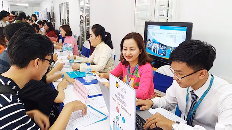 Thí sinh đang tìm hiểu thông tin ngành nghề tại Trường ĐH Mở TPHCM