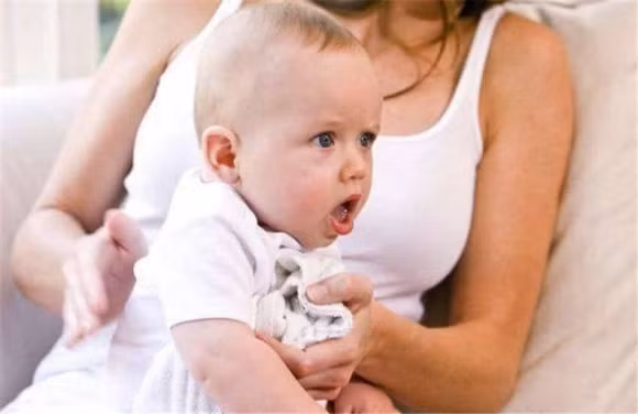 vỗ rung long đờm, vỗ rung điều trị ho, vỗ lưng trẻ khi ho