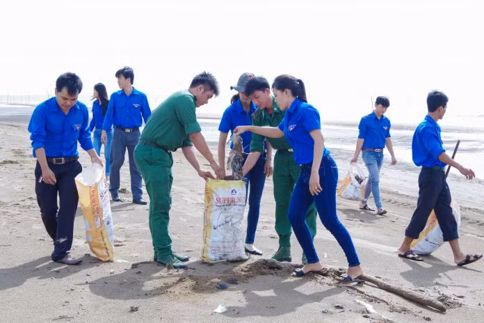 Các chiến dịch “Làm sạch bãi biển” giúp phần tuyên truyền, giáo dục ý thức cộng đồng về kiểm soát rác thải trên biển