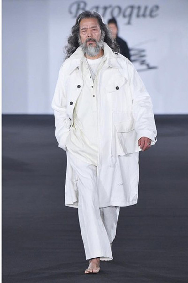 bat ngo voi phong cach chat lu cua mau nam 65 tuoi khien thanh nien "chay dai" hinh anh 2