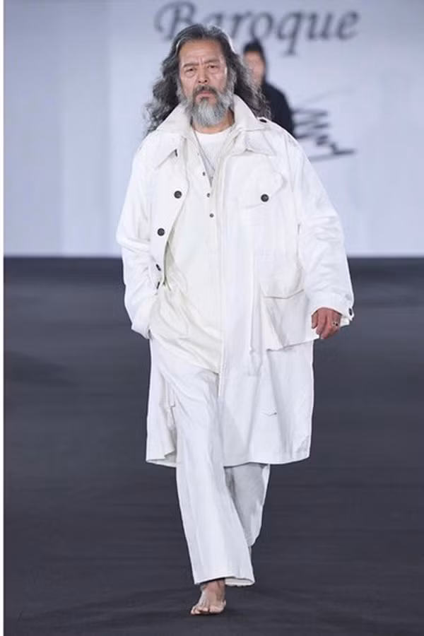 Bất ngờ với phong cách chất lừ của mẫu nam 65 tuổi khiến thanh niên "chạy dài" hình ảnh 2 bat ngo voi phong cach chat lu cua mau nam 65 tuoi khien thanh nien "chay dai" hinh anh 2