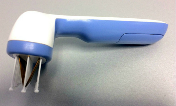 Chiếc lượcdiệt sạch chấy trong vòng một ngàybằng plasma lạnh không sử dụng hóa chất. Ảnh: MX