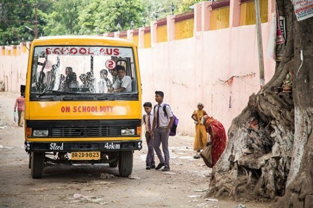 Xe buýt màu vàng đưa đón học sinh ở thành phố