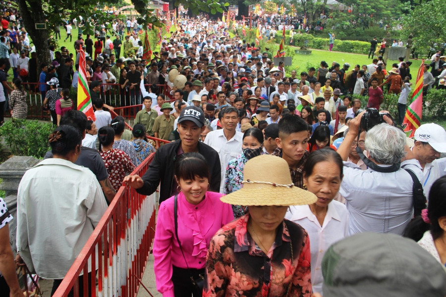 Hàng vạn người dân về dự lễ hội Lam Kinh 2018.