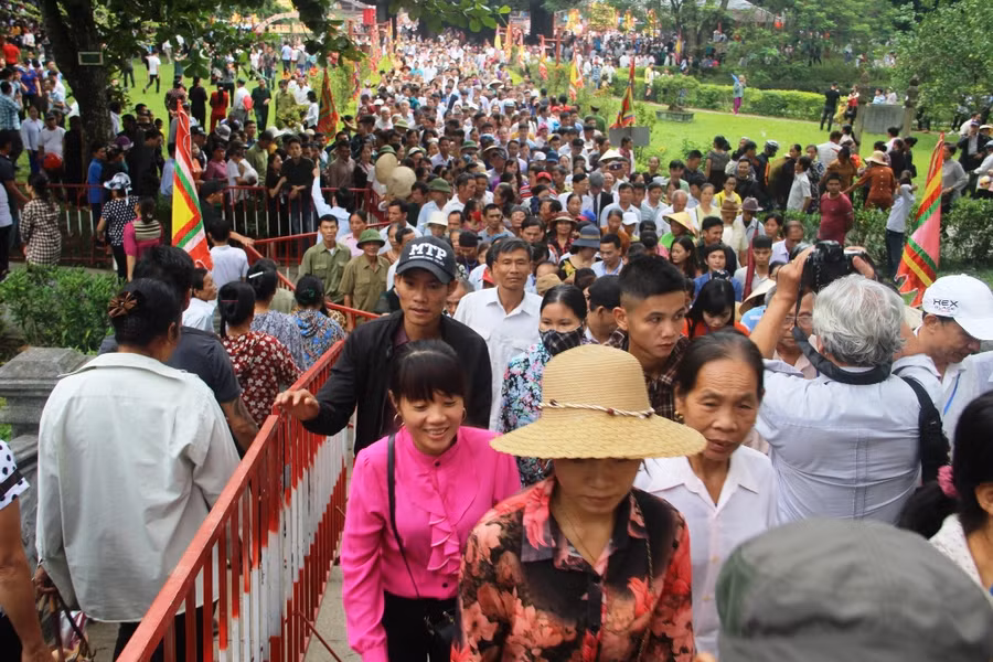 Hàng vạn người dân về dự lễ hội Lam Kinh 2018.