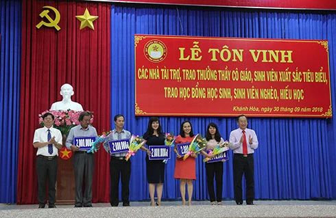  Trao thưởng cho các thầy cô giáo có hoàn cảnh khó khăn đã hoàn thành tốt nhiệm vụ năm học vừa qua 