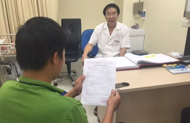 BS CKII Nguyễn Khắc Lợi tư vấn cho bệnh nhân nam đến khám hiếm muộn do biến chứng của quai bị