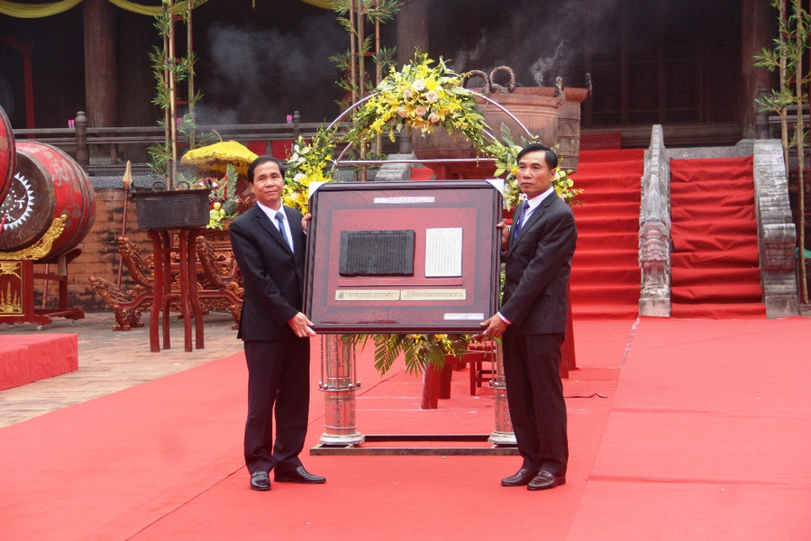 Đại diện Cục Văn thư lưu trữ Nhà nước trao tặng phiên bản Mộc bản thân thế sự nghiệp vua Lê Thái Tổ cho tỉnh Thanh Hóa.