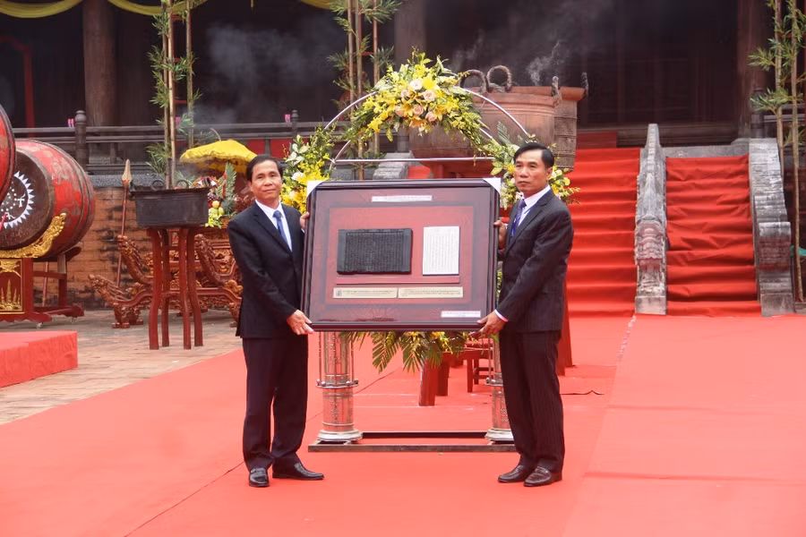 Đại diện Cục Văn thư lưu trữ Nhà nước trao tặng phiên bản Mộc bản thân thế sự nghiệp vua Lê Thái Tổ cho tỉnh Thanh Hóa.