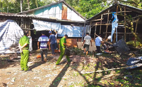 Cảnh sát khám nghiệm hiện trường. Ảnh: Phúc Hưng.