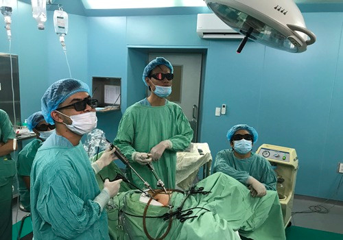 Các y bác sỹ tiến hành phẫu thuật cho bệnh nhân. Ảnh: Tân Thịnh