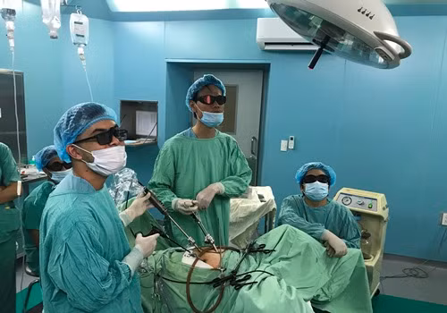 Các y bác sỹ tiến hành phẫu thuật cho bệnh nhân. Ảnh: Tân Thịnh