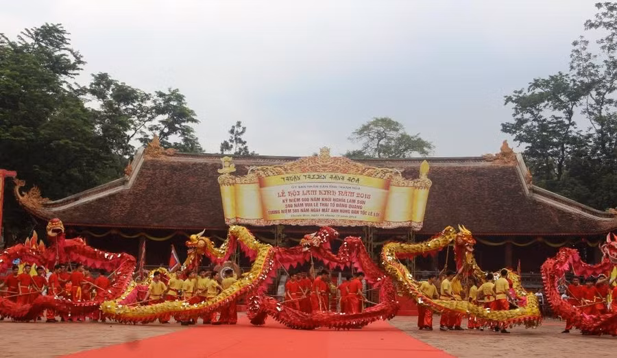 Tiết mục múa rồng do tại lễ hội Lam Kinh.