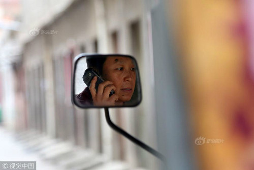 Chiếc xe ba bánh chạy điện là người bạn đồng hành của chị. 3 năm nay, tính sơchị đã bê được hơn75.000 thùng. Chiếc xe ba bánh chạy điện là người bạn đồng hành của chị Mai. 3 năm nay, tính qua chị đã bê được 75.600 thùng nước.