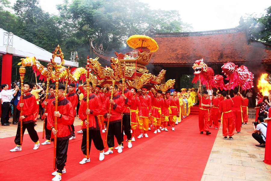 Nghi thức rước kiệu tại lễ hội Lam Kinh.