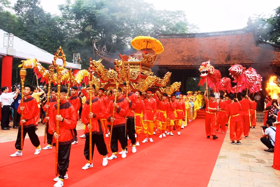 Nghi thức rước kiệu tại lễ hội Lam Kinh.