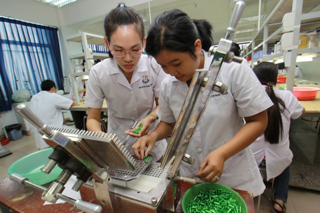 Sinh viên thực hành ngành Dược. Ảnh minh họa Internet