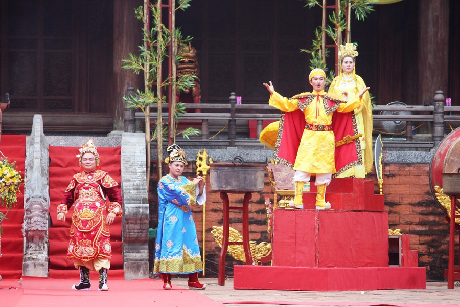 Màn tái hiện vua Lê Thái Tổ đăng quang.