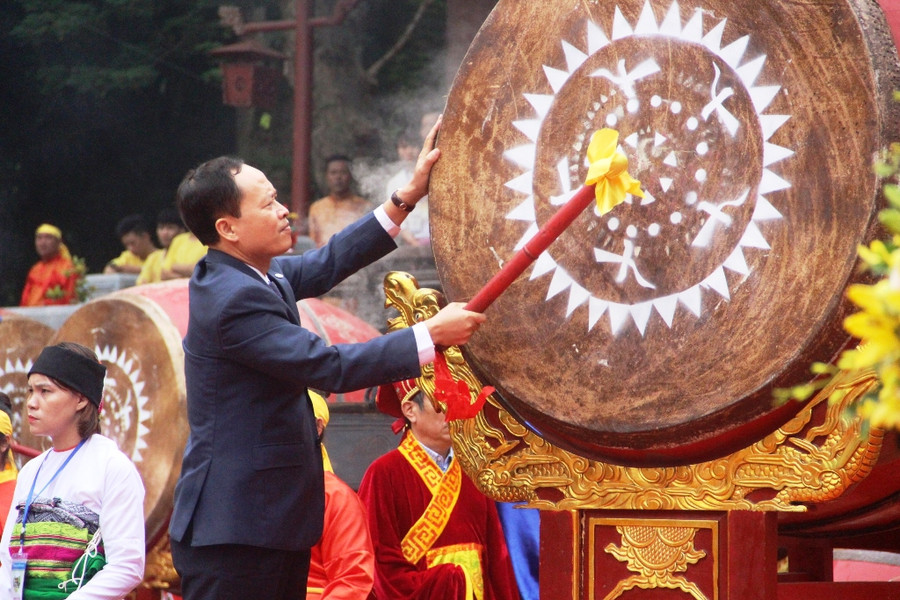 Ông Trịnh Văn Chiến- Bí thư Tỉnh ủy Thanh Hóa đánh trống khai hội Lam Kinh 2018.