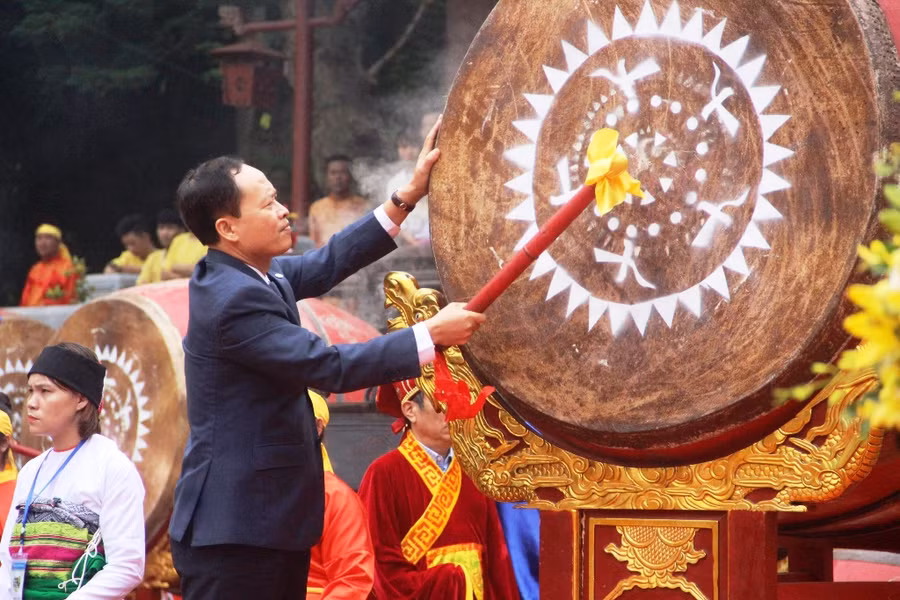 Ông Trịnh Văn Chiến- Bí thư Tỉnh ủy Thanh Hóa đánh trống khai hội Lam Kinh 2018.