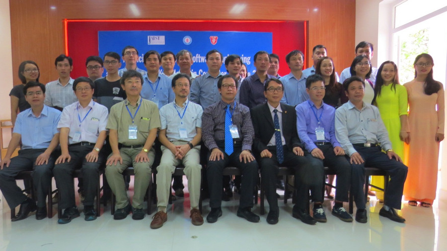 Các đại biểu tham dự chụp hình lưu niệm cùng học viên