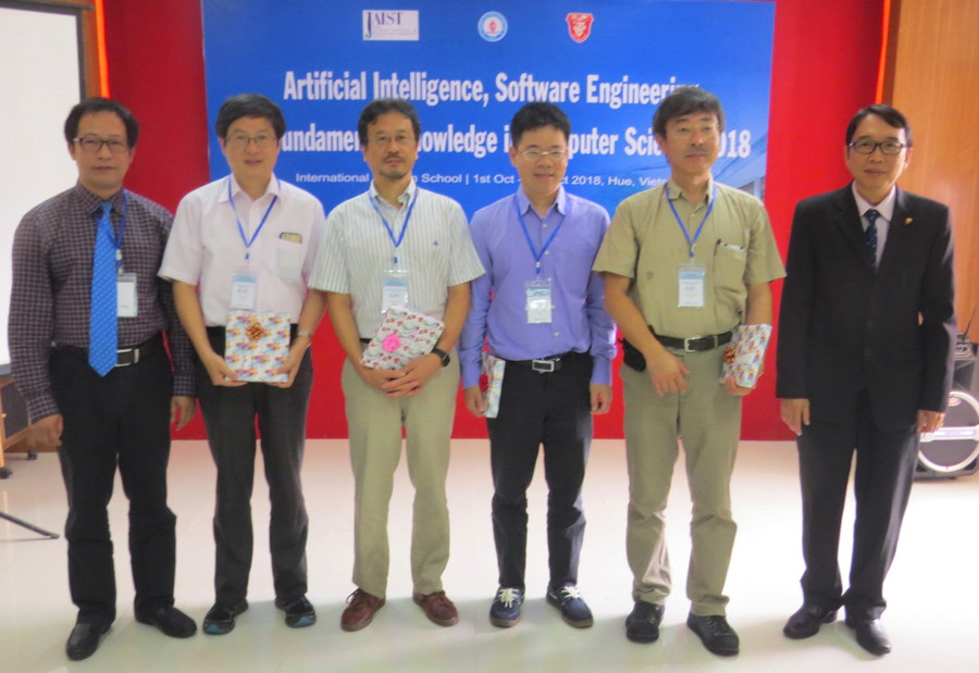 Tặng quà kỷ niệm cho các giáo sư tại buổi khai mạc Trường thu về Công nghệ thông tin với chủ đề “Trí tuệ nhân tạo và ứng dụng”