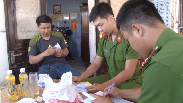 Ở tiệm cầm đồ Rôn đường Lê Quý Đôn, chủ tiệm đã cất giấu 79/82 xe máy ở địa chỉ khác (số 36 đường Nguyễn Khoa Vy, phường Vỹ Dạ) không đúng nơi đăng ký kinh doanh gây khó khăn cho cơ quan chức năng kiểm tra, giám sát hoạt động kinh doanh có điều kiện về an ninh trật tự