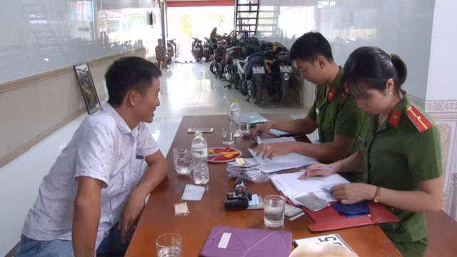 Chủ tiệm cầm đồ Tân Tân làm việc với công an