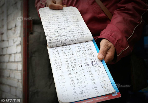 Cuốn sổ ghi tỉ mỉ mỗi lần giao nước của chị Mai. Cuốn sổ ghi tỉ mỉ mỗi lần giao nước của chị Mai.