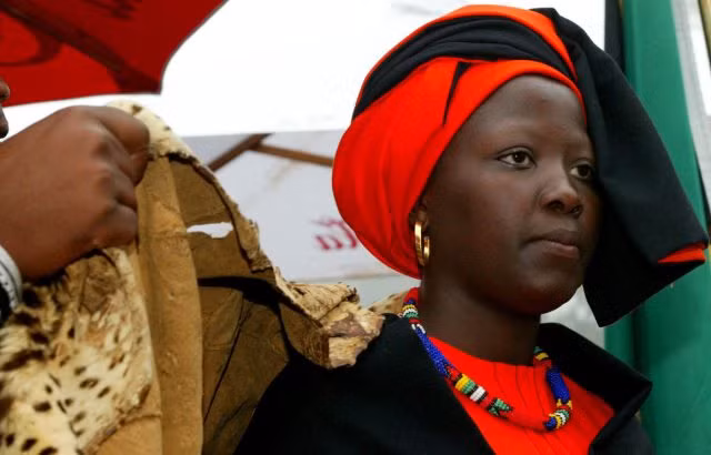 Makobo Modjadi trong lễ tấn phong “Vũ Hậu” năm 2003, lúc 25 tuổi. Ảnh: Mike Hutchings /Reuters