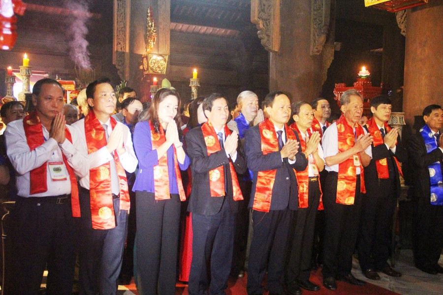 Đại diện Bộ Nội vụ, Bộ Văn hóa - Thể thao và Du lịch cùng lãnh đạo tỉnh Thanh Hóa dâng hương hành lễ tại cung chính điện Lam Kinh.