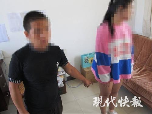 Tên Lý và nạn nhân ở đồn cảnh sát. Ảnh: Xuehua.