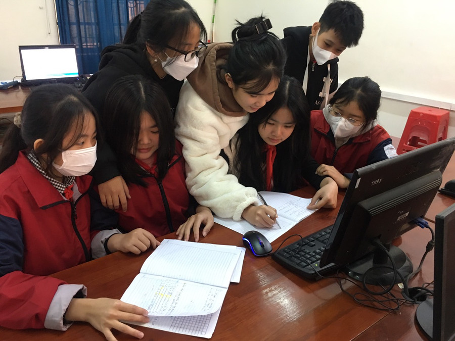 Các em học sinh tại Trường THCS Trần Hưng Đạo (Lục Ngạn, Bắc Giang) trong một giờ học nhóm để triển khai dự án. Các em học sinh tại Trường THCS Trần Hưng Đạo (Lục Ngạn, Bắc Giang) trong một giờ học nhóm để triển khai dự án.