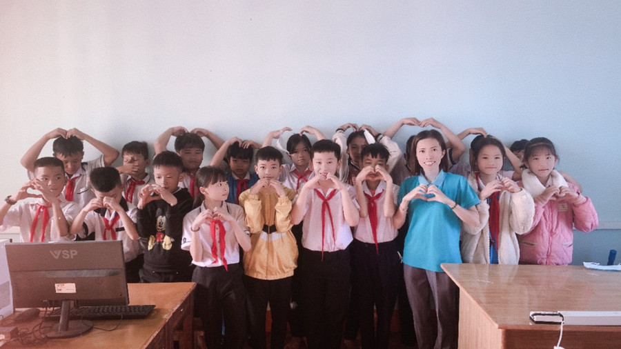 Cô Hồ Thị Sen và các em học trò tại Trường Tiểu học Bế Văn Đàn (Cư M'gar, Đắk Lắk). Cô Hồ Thị Sen và các em học trò tại Trường Tiểu học Bế Văn Đàn (Cư M'gar, Đắk Lắk).