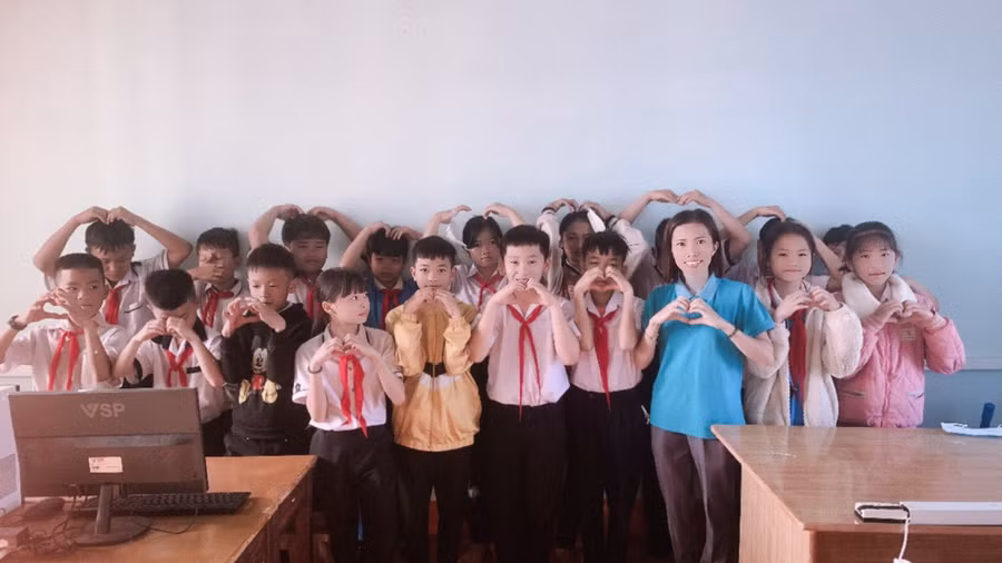 Cô Hồ Thị Sen và các em học trò tại Trường Tiểu học Bế Văn Đàn (Cư M'gar, Đắk Lắk).