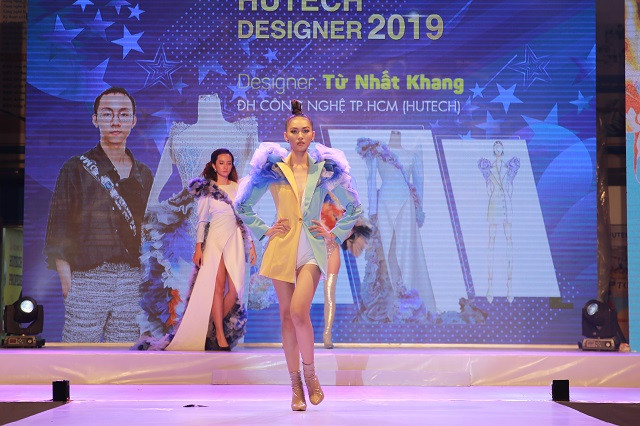 Người mẫu trình diễn một bộ sưu tập của thí sinh trong đêm chung kết. Người mẫu trình diễn một bộ sưu tập của thí sinh trong đêm chung kết.