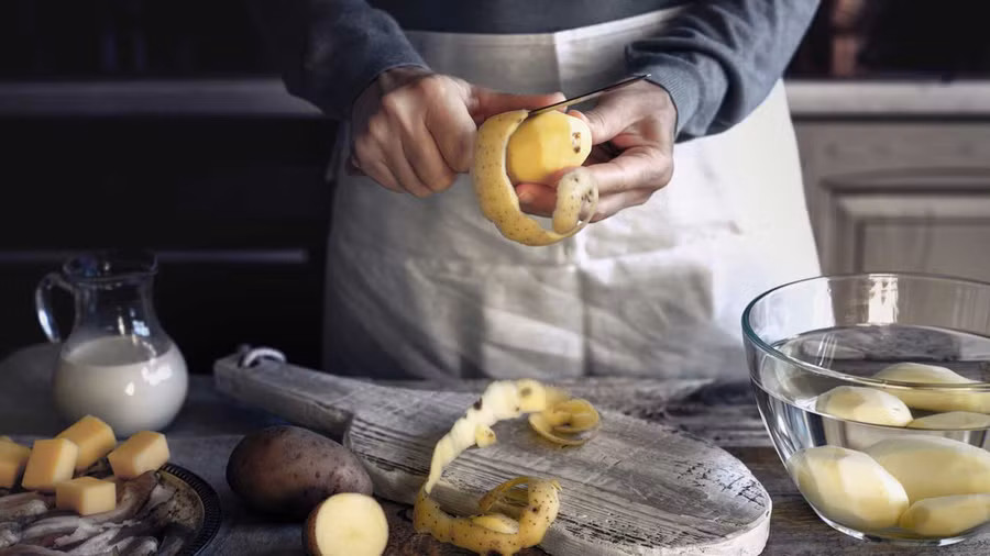 Việc loại bỏ mầm, mắt, những phần bị xanh hoặc thâm tím sẽ giúp giảm nguy cơ ngộ độc khi ăn khoai tây. (Ảnh: ITN). Việc loại bỏ mầm, mắt, những phần bị xanh hoặc thâm tím sẽ giúp giảm nguy cơ ngộ độc khi ăn khoai tây. (Ảnh: ITN).