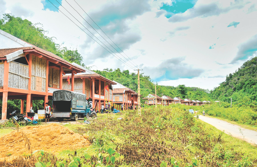 Các hộ dân Đan Lai chuyển từ trong bản Búng và Cò Phạt ra tái định cư ở Kẻ Tắt, Thạch Ngàn, Con Cuông Các hộ dân Đan Lai chuyển từ trong bản Búng và Cò Phạt ra tái định cư ở Kẻ Tắt, Thạch Ngàn, Con Cuông