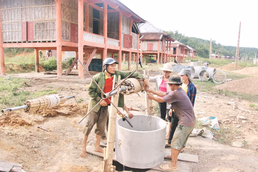 Chính quyền hỗ trợ đào giếng đón bà con Đan Lai ra tái định cư tại bản Kẻ Tắt