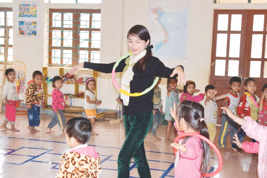 Trẻ Đan Lai đi học mầm non tại điểm trường bản Cò Phạt