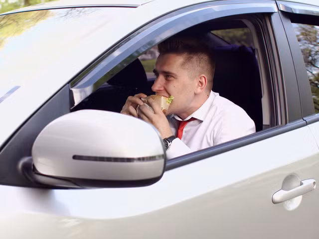 Choáng váng với những quy tắc lái xe kỳ lạ nhất thế giới - Ảnh 6.