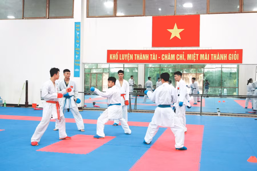 Các vận động viên Karatedo tập đối kháng Các vận động viên Karatedo tập đối kháng