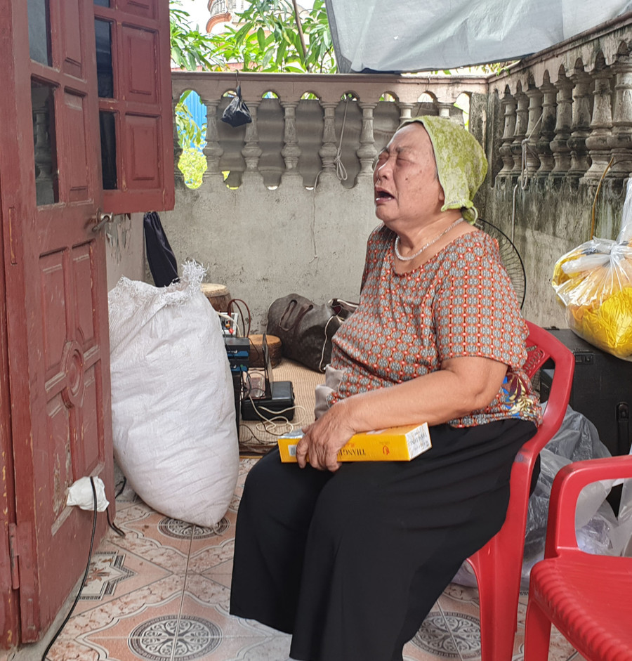 Bà Lan khóc ngất gọi tên cháu Bà Lan khóc ngất gọi tên cháu